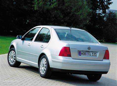 Где находится крышка топливного бака на Volkswagen Bora 2003 года?