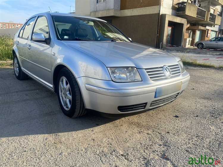 Какая система топлива используется в Volkswagen Bora 2003 года?