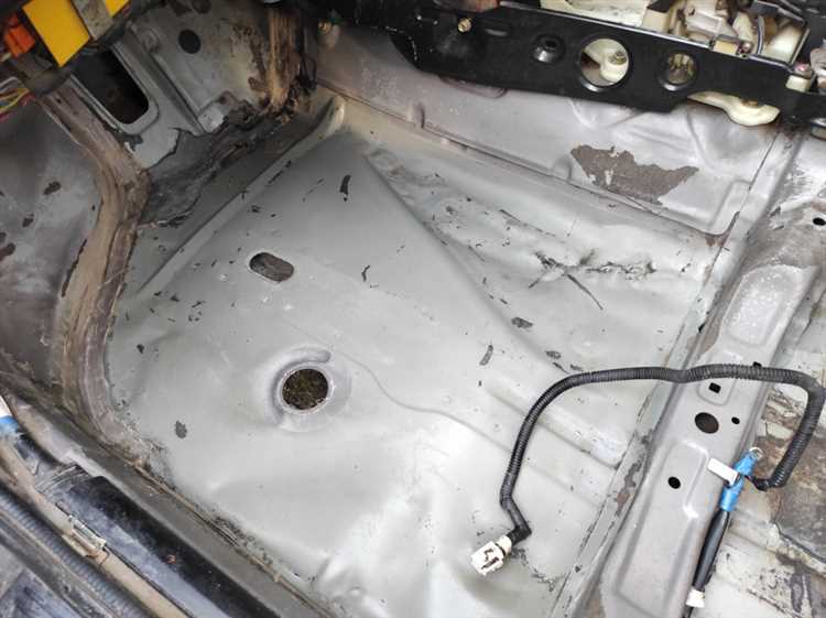 Какие особенности топливного бака Toyota Camry SV32 могут повлиять на его обслуживание?