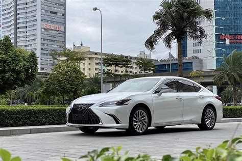 Как цена Lexus ES250 зависит от комплектации и опций