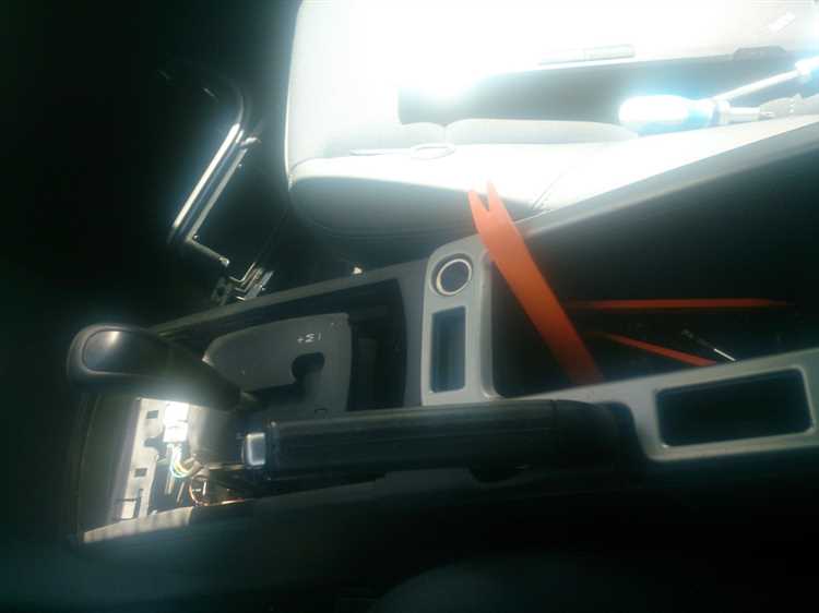 Чем крепится противотуманная фара volvo c30