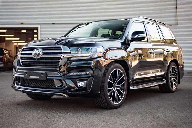 Средняя стоимость новых Toyota Land Cruiser в официальных автосалонах