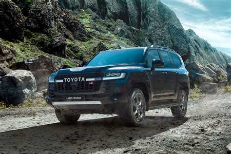 Обзор комплектаций и их влияние на стоимость Toyota Land Cruiser 300
