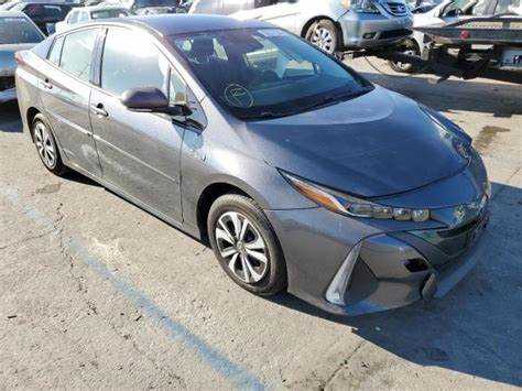 Где искать выгодные предложения на б/у Toyota Prius Prime в 2025 году