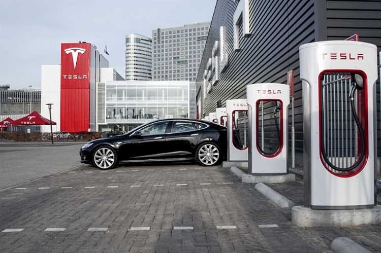 Сравнение затрат на зарядку Tesla дома и на общественных станциях