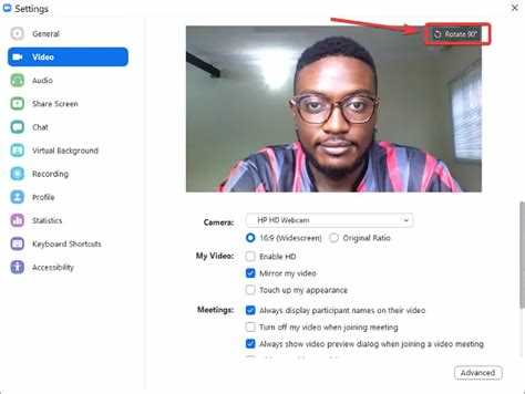 Если используется внешняя камера или виртуальное устройство undefinedOBS Virtual Camera</em>, Zoom не всегда предоставляет прямой способ изменить ориентацию изображения. Для коррекции нужно внести изменения в самом источнике видеопотока – <strong>в OBS Studio</strong>.»></p>
<p>Откройте OBS Studio и выберите сцену, содержащую нужный источник (например, <em>Video Capture Device</em> для внешней камеры). Щёлкните правой кнопкой по источнику и выберите <strong>«Преобразовать» → «Отразить по горизонтали»</strong> или <strong>«Отразить по вертикали»</strong>, в зависимости от необходимости. Это моментально изменит ориентацию видео, подаваемого в Zoom через OBS Virtual Camera.</p>
<p>Убедитесь, что в Zoom выбран источник <strong>OBS Virtual Camera</strong> как основной видеоустройство. Для этого перейдите в <em>«Настройки» → «Видео»</em> и выберите <strong>OBS Virtual Camera</strong> в выпадающем списке.</p>
<p>Если используется аппаратная внешняя камера, которая не поддерживает управление через OBS, можно создать сцену в OBS с этим устройством и применить те же трансформации. Таким образом, даже обычная USB-камера будет работать с нужной ориентацией при передаче через OBS Virtual Camera.</p>
<p>После изменения положения изображения обязательно нажмите <strong>«Запустить виртуальную камеру»</strong> в OBS, иначе Zoom не получит обновлённый поток.</p>
<h2>Что делать, если настройки переворота изображения недоступны</h2>
<p><img decoding=