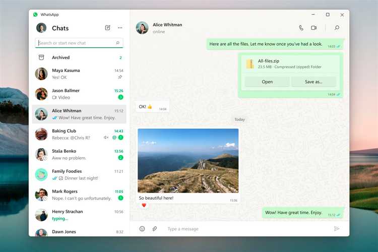 Сканирование QR-кода для входа в WhatsApp на компьютере